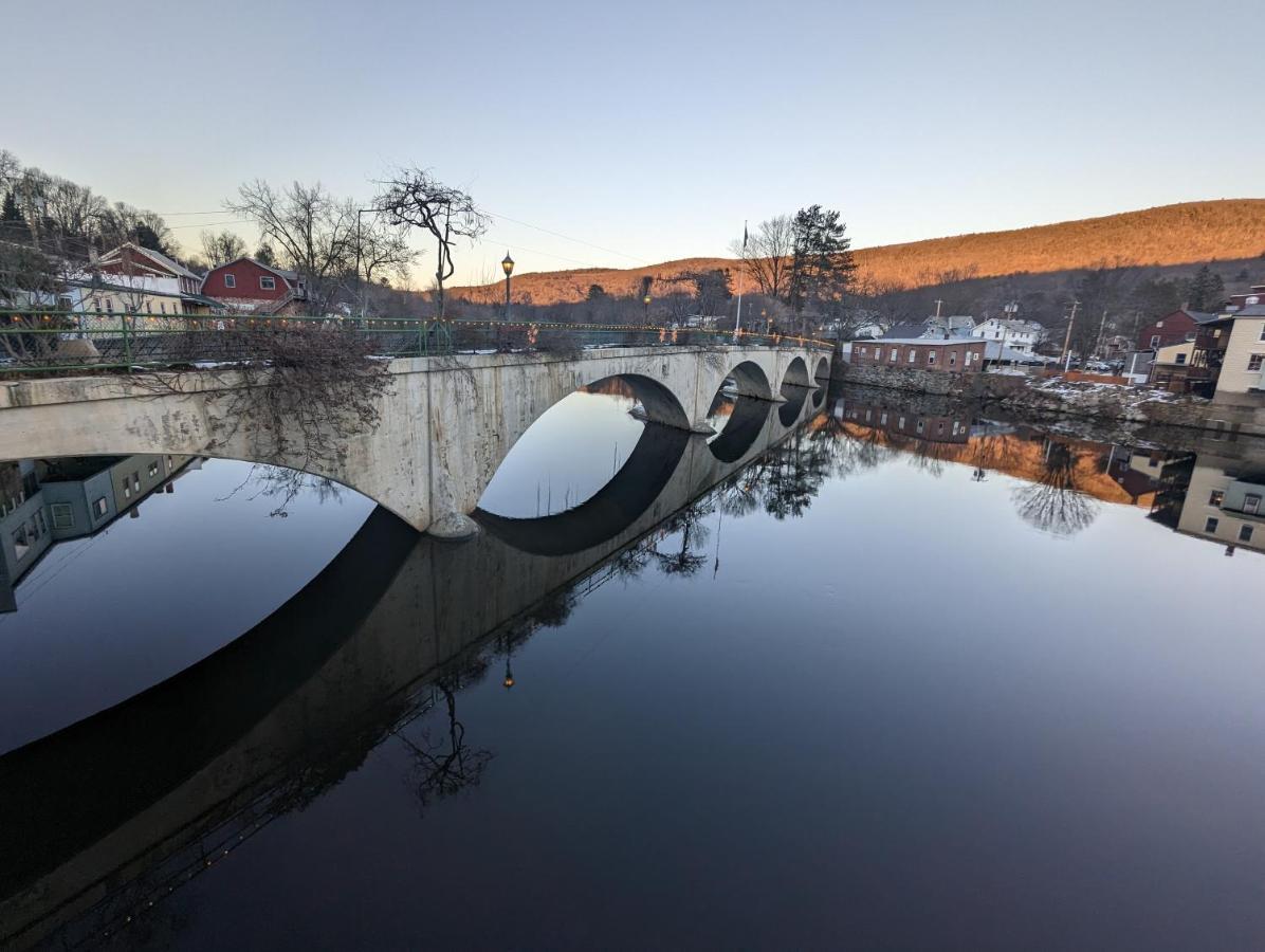 Blooming Inn Shelburne Falls Esterno foto